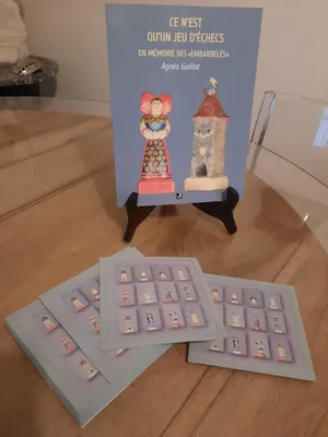 Custom Beverage Napkin - Lors de Salons du livre je prsente mon dernier ouvrage qui prsente un jeu dchec cre par mon pre pendant sa captivit dans les annes 1940 et  lissue du salon je me sers de ces serviettes reprsentant les pices de ce jeu pour un pot trs apprci